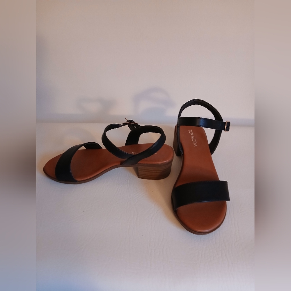 Women's Top Moda black faux leather open toe and heel side buckle shoes Sz6.5M